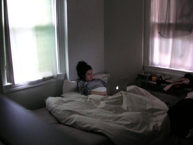 Sarah in bed with her Powerbook